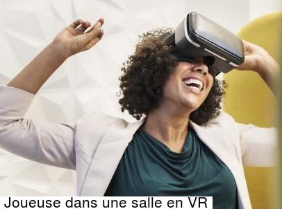 Joueuse dans une salle en VR